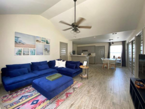 Quiet 2BR 2BA, Laundry, Wi-Fi, Near Shops & Restos